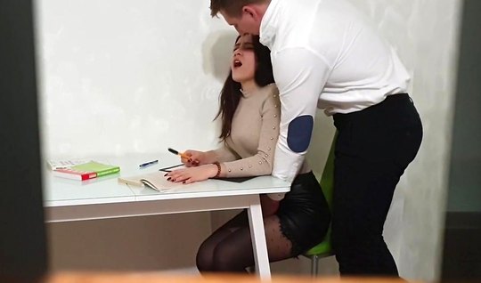 Товарищ трахает стройную студентку Оренбургского колледжа на столе