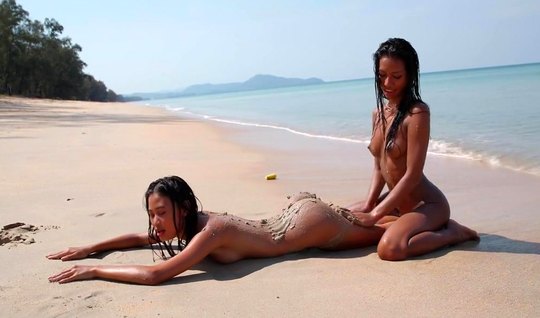 Две молодые любовницы в Таиланде занимаются сексом на морском пляже